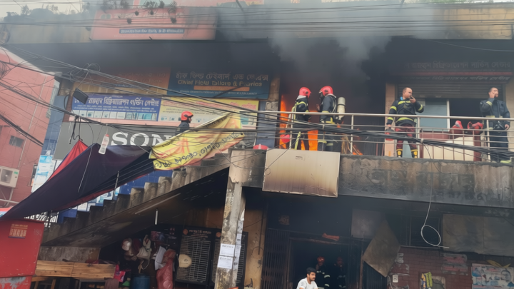 বিজয় সরণির বাজারে লাগা আগুন নিয়ন্ত্রণে