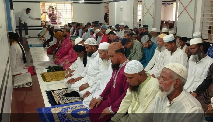 সৌদি আরবের সঙ্গে মিল রেখে বিভিন্ন জেলায় ঈদ উদযাপন