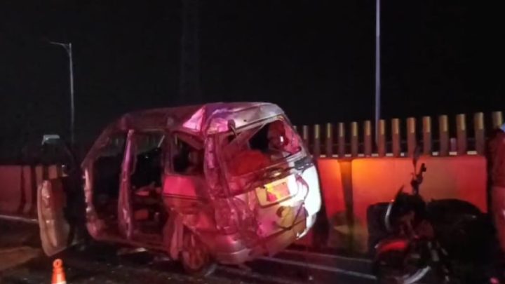 ঢাকা-মাওয়া এক্সপ্রেসওয়েতে সড়ক দুর্ঘটনায় একই পরিবারের আহত ৭