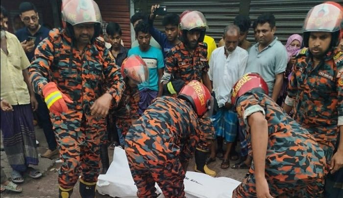 বাসের ধাক্কায় একই পরিবারের ৩ জন নিহত