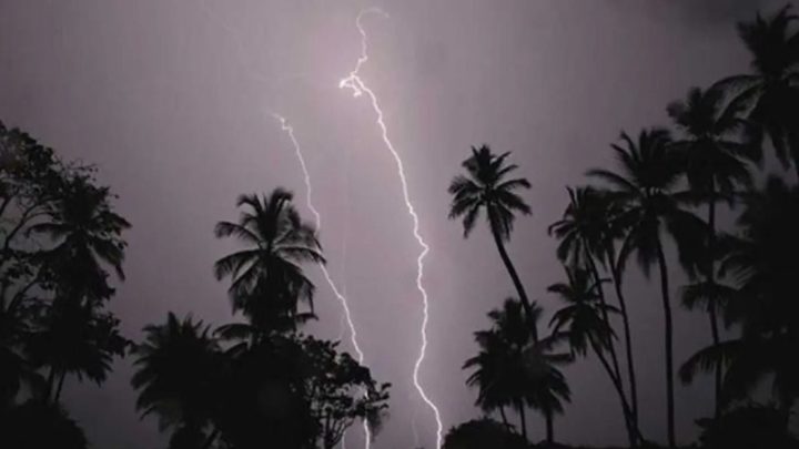 বিভিন্ন অঞ্চলে বজ্রবৃষ্টিসহ ঝোড়ো হাওয়ার সতর্কতা
