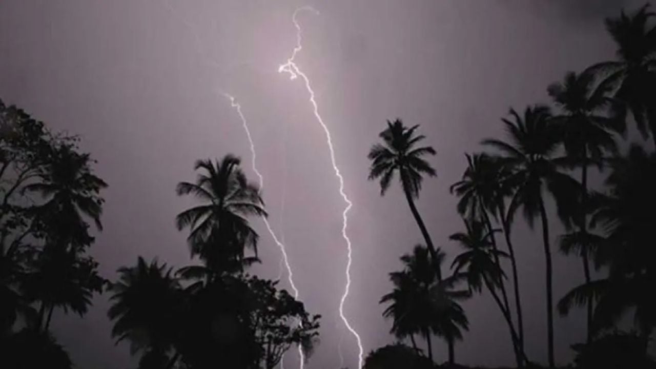 বিভিন্ন অঞ্চলে বজ্রবৃষ্টিসহ ঝোড়ো হাওয়ার সতর্কতা