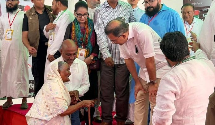 প্রধানমন্ত্রীকে কাছে পেয়ে ‘নূরজাহান বেগম’-এর স্বপ্নপূরণ!