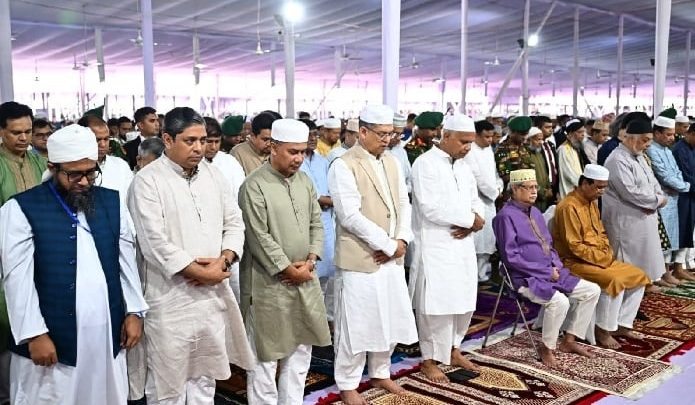 ঈদুল আজহার নামাজ আদায় করলেন স্বরাষ্ট্রমন্ত্রী