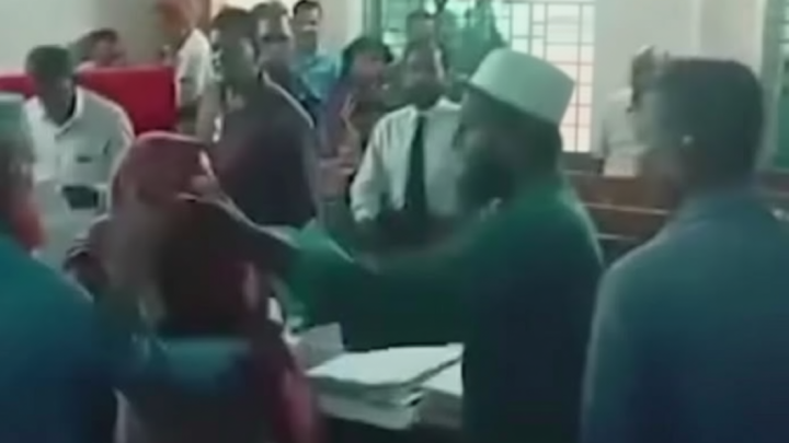 এজলাসে দুই আইনজীবীর হাতাহাতি