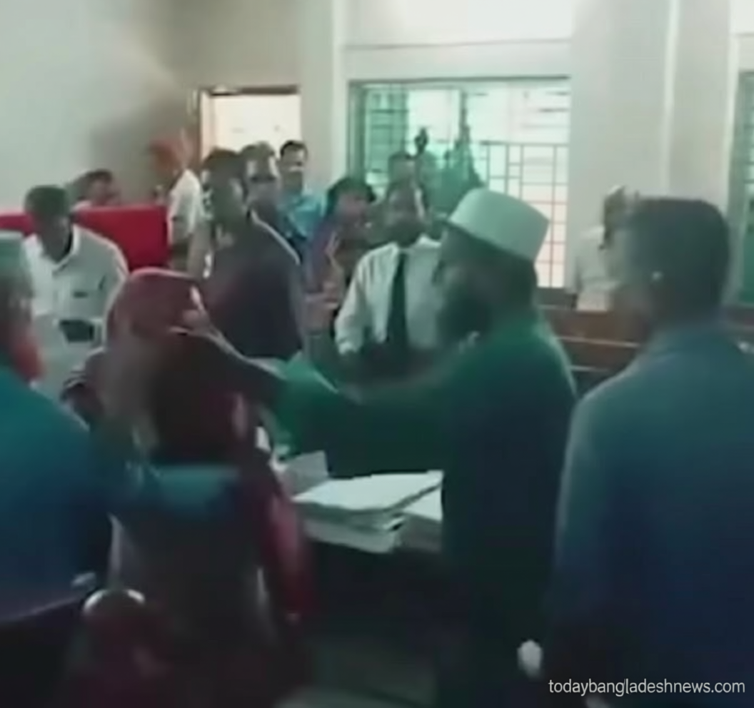 এজলাসে দুই আইনজীবীর হাতাহাতি
