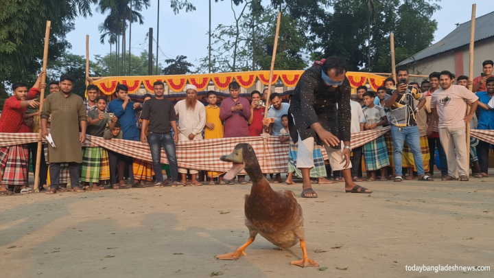 হাঁস ধরা-হাঁড়ি ভাঙা: ঈদের আনন্দে লোকজ খেলায় মেতেছে কিশোরগঞ্জ