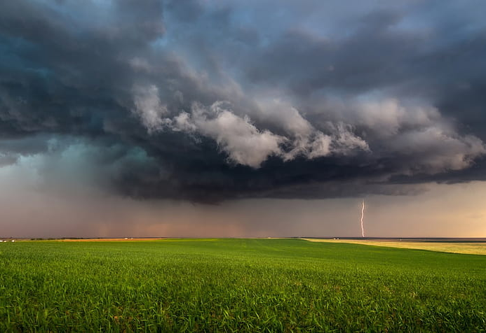 HD-wallpaper-storm-in-the-field-gray-panoramic-view-beautiful-clouds-farm-graphy-green-darkness-fields-amazing-view-colors-arm-sky-agriculture-cool-rays-lightning-dark-plants-ice-awesome