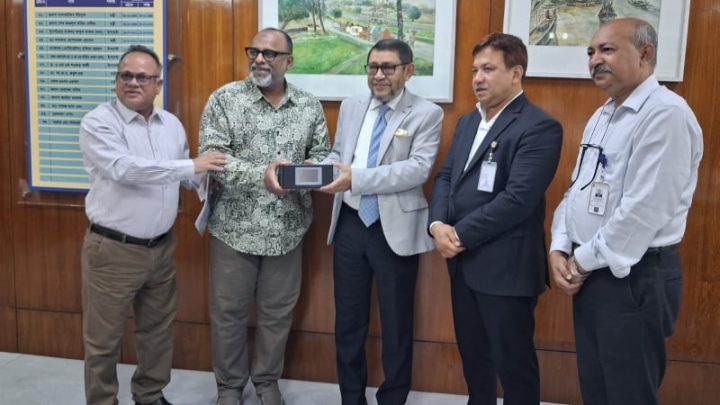 স্বাস্থ্যমন্ত্রীর কাছে হাম চিকিৎসায় জরুরি সরঞ্জাম হস্তান্তর