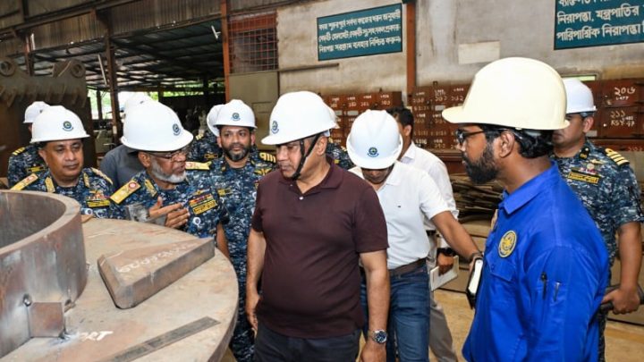 খুলনা শিপইয়ার্ড পরিদর্শনে প্রধানমন্ত্রীর প্রতিরক্ষা উপদেষ্টা