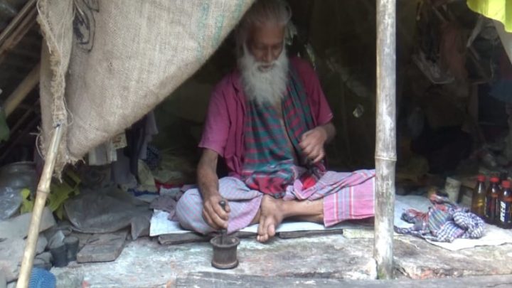 একটু আশ্রয় আর দুবেলা খাবারই এখন বিনোদ বিশ্বাসের শেষ চাওয়া