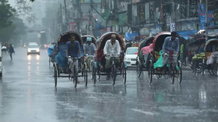 টানা বৃষ্টির প্রভাব রাজধানীতে, জলাবদ্ধতায় নাকাল নগরবাসী