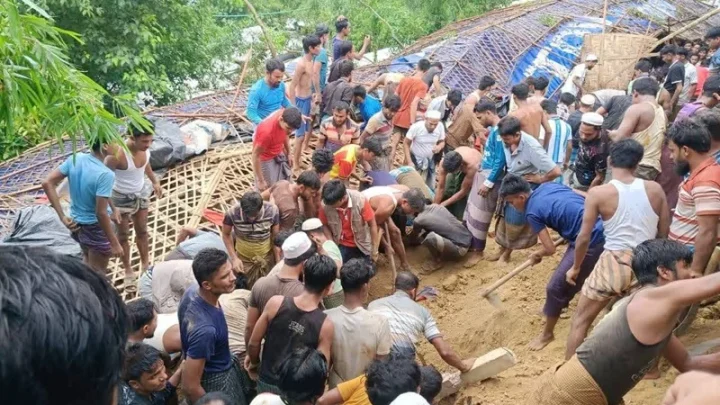 উখিয়ার রোহিঙ্গা ক্যাম্পে মাদ্রাসার ওপর পাহাড়ধস, নিহতের সংখ্যা বাড়ছে