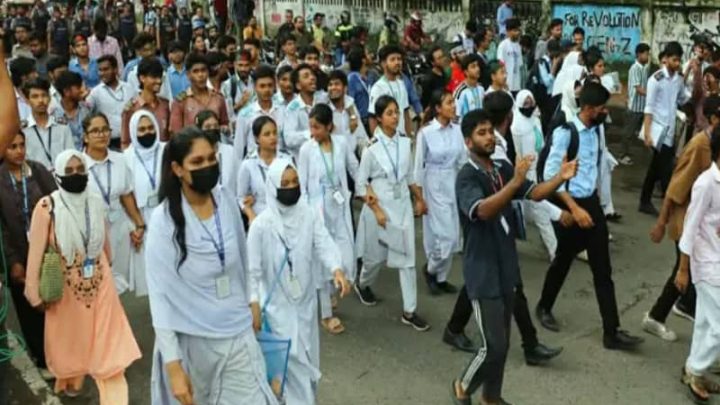 তিন দফা দাবিতে সচিবালয়ের পথে শিক্ষার্থীরা