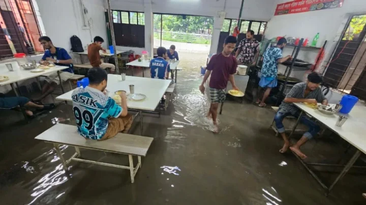 বৃষ্টির পানিতে ডুবল ঢাকা কলেজের মাঠ-হলপাড়া
