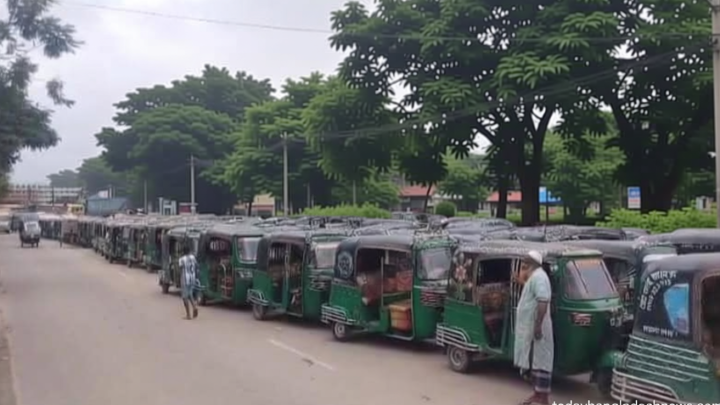 গ্যাসের জন্য দীর্ঘ অপেক্ষা, না পেয়ে মহাসড়ক অবরোধ সিএনজি চালকদের