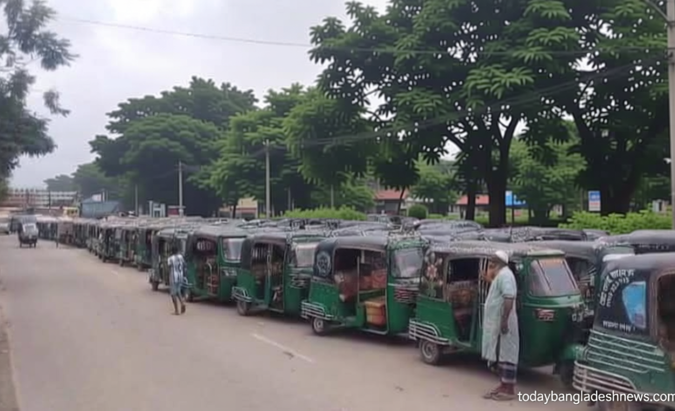 গ্যাসের জন্য দীর্ঘ অপেক্ষা, না পেয়ে মহাসড়ক অবরোধ সিএনজি চালকদের