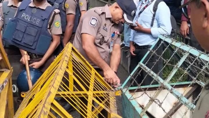 শিক্ষা ভবনের সামনে পুলিশি ব্যারিকেডের মুখে শিক্ষার্থীরা