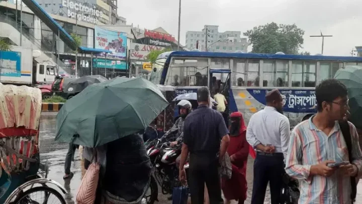 টানা বৃষ্টিতে ঢাকার জনজীবন বিপর্যস্ত, চরম দুর্ভোগে যাত্রীরা