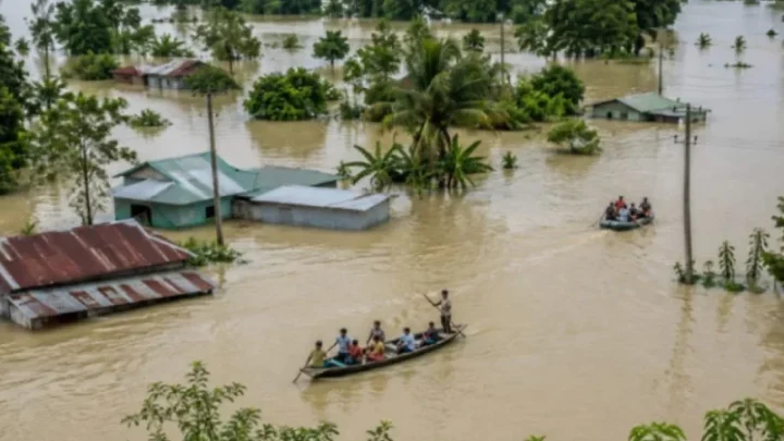 বন্যা ও পাহাড়ধসে মৃতের সংখ্যা বেড়ে ৫৪, পানিবন্দি দেড় লাখের বেশি পরিবার