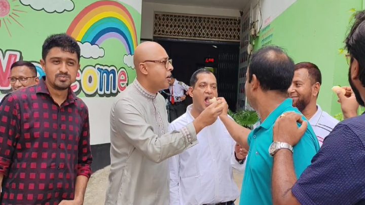 মির্জা ফখরুল রাষ্ট্রপতি পদে মনোনয়ন পাওয়ায় ঠাকুরগাঁওয়ে মিষ্টি বিতরণ