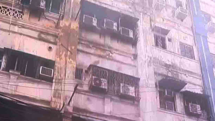 কলকাতার হোটেলে ৯ বাংলাদেশির মৃত্যু: আগুন লাগার পরেও হোটেল কর্তৃপক্ষের দেখা মেলেনি