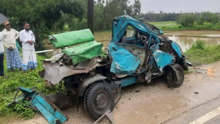 কক্সবাজারগামী বাস-ছোট গাড়ির মুখোমুখি সংঘর্ষে নিহত ৪